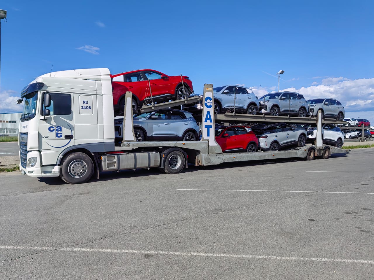 Автовоз КАТ Виикл Лоджистик на тягаче DAF с легковыми автомобилями